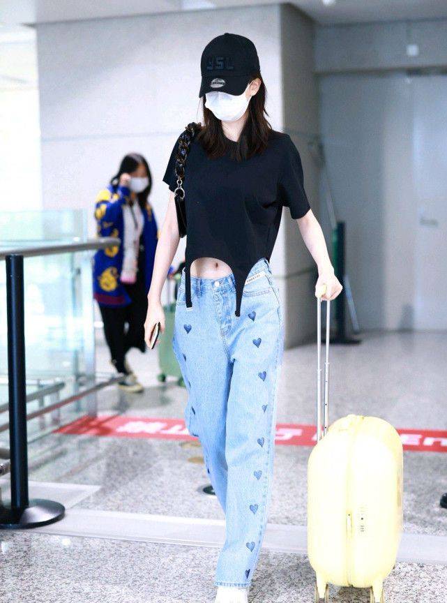 魅力|乔欣真是个心机girl,走机场只是选对裤子,分分钟变身腿精