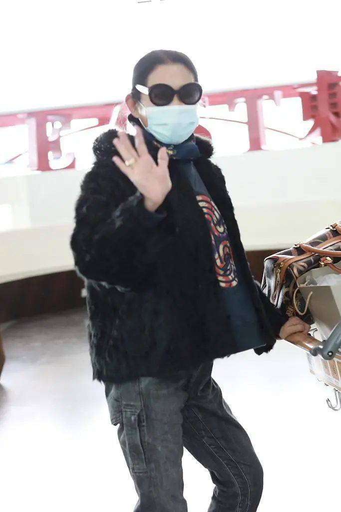 女士|62岁倪萍打扮低调又时髦,黑色外套搭卫衣,修身裤都能穿出褶皱感