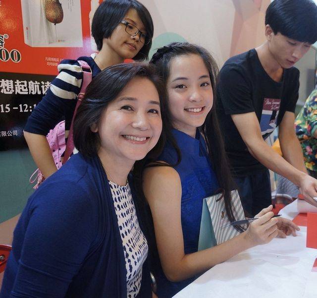 黑色|欧阳娜娜妈妈罕见和女儿同框，59岁还有玉女感，肌肤比女儿更白皙