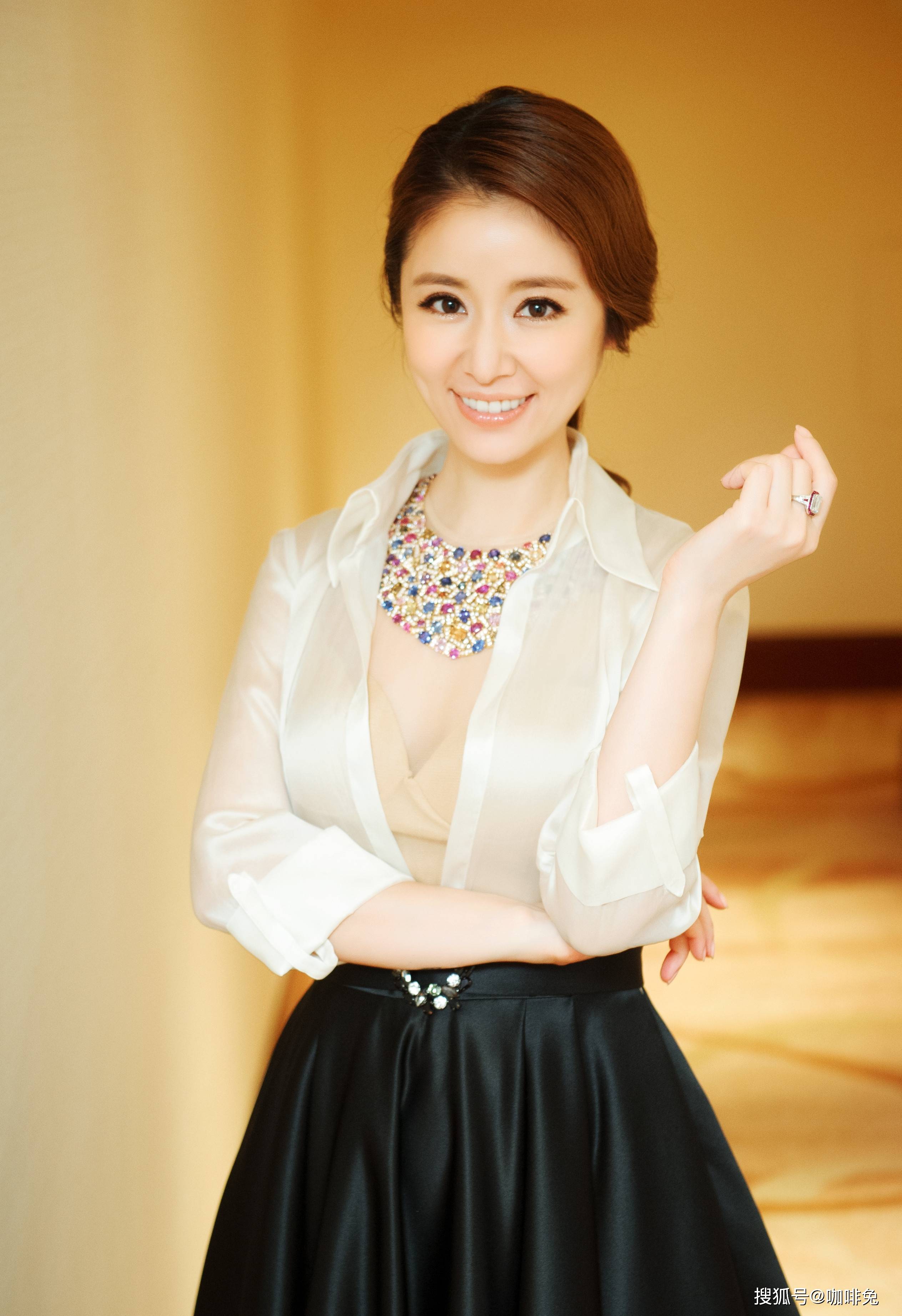 生活|老戏骨林心如的时尚大片，一身白色look优雅大气，魅力依旧