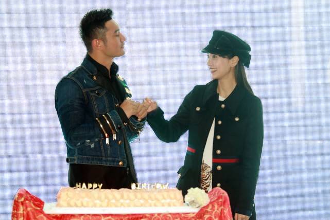 黑色|杨颖挺会搭配的，一身“海军装”配报童帽，在黄晓明身边真小女人