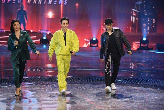 色调|男人穿黑色真有气质，印小天一身黑也帅气，没被旁边的杜淳比下去