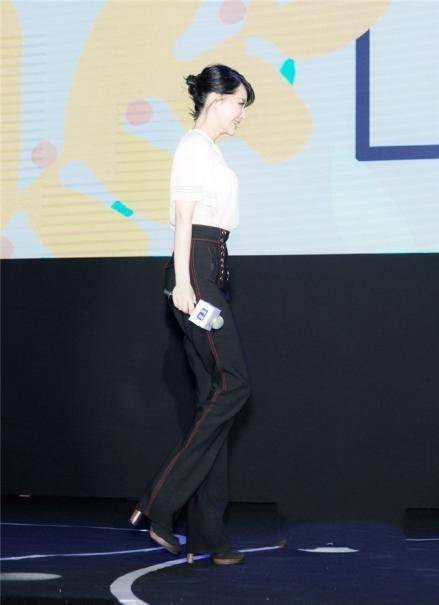 时尚|许晴扮嫩真有一套，衬衫下面缝一截“蓬蓬裙”，甜美娇俏哪像52岁