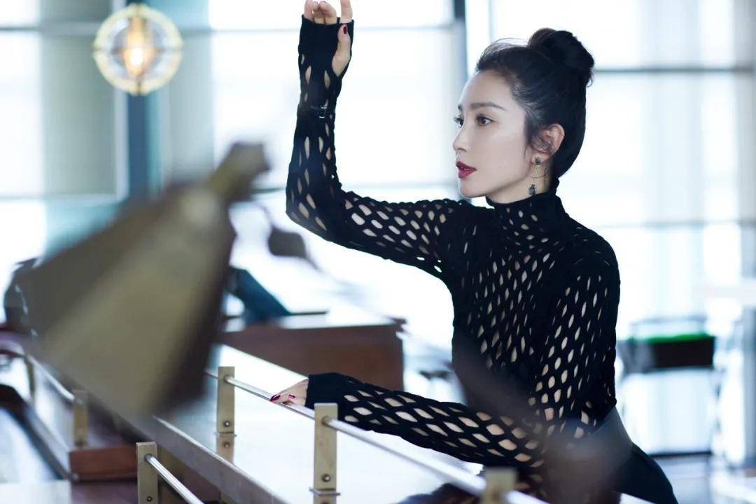 李冰冰|李冰冰才是“冻龄女神”，48岁了依然?拥有细腰美腿，身材绝了！