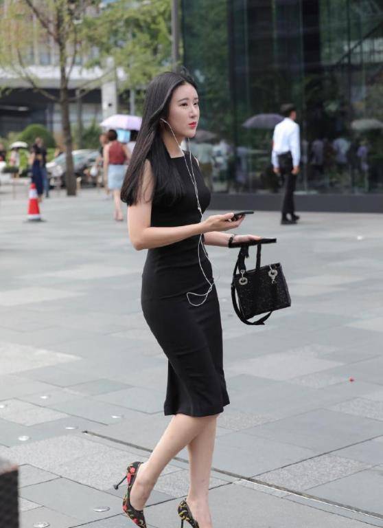 高跟鞋|时尚街拍:苗条小姐姐,黑裙修身,满足精致生活的需求