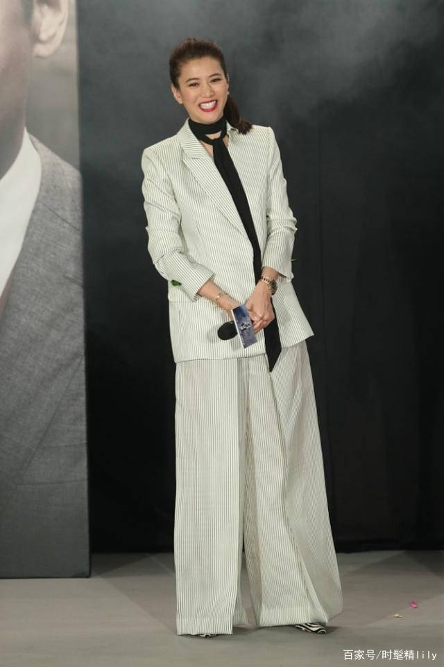 颜色|袁咏仪真的会保养，快奔五了仍然不失风度，干练西装英气飒爽