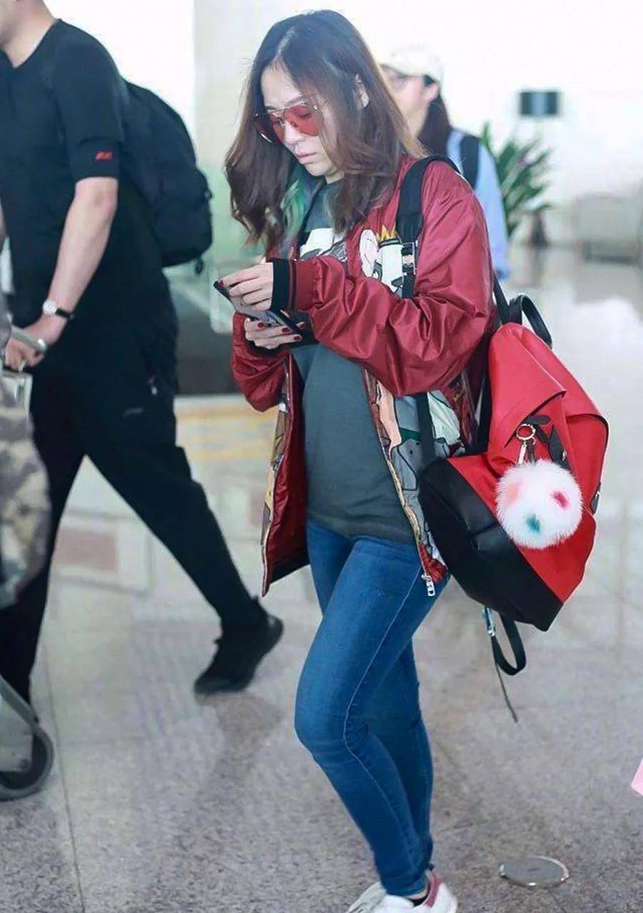 黑色|张靓颖放纵自己？穿黑色T恤无奈露大肚子，素颜现身脸部尽显沧桑
