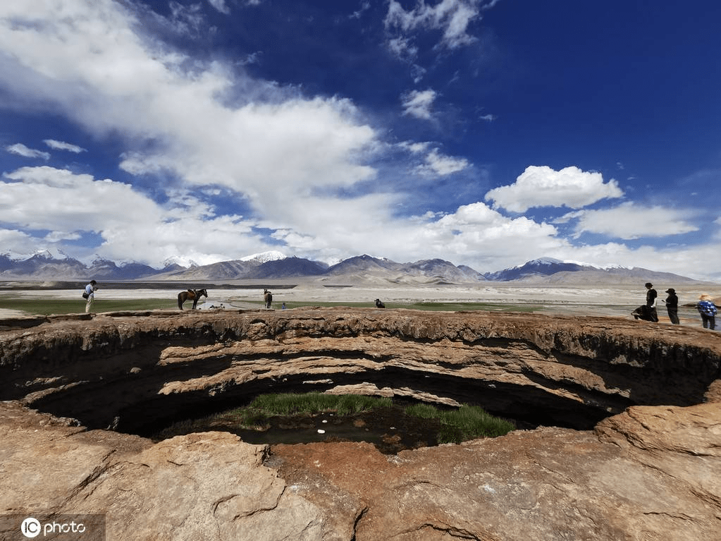 木吉火山口景区位于帕米尔高原东麓,西与吉尔吉斯坦相连.