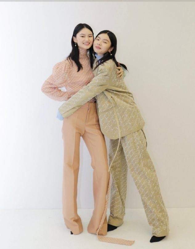 贺聪|贺聪带妹妹走秀，19岁妹妹同款丹凤眼似她翻版，五官柔和偏日系