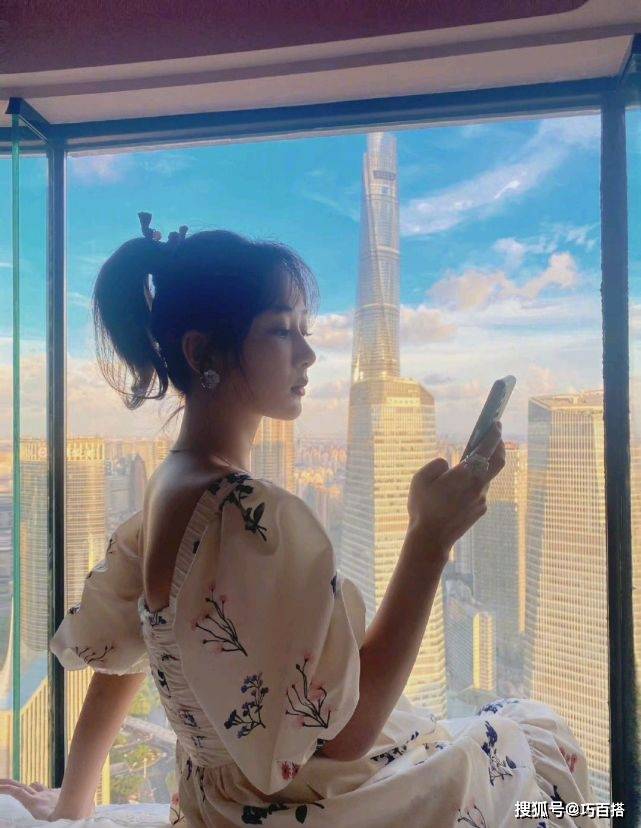 自拍|杨紫答应的自拍来了！一袭碎花裙穿出浪漫气息，少女感超强