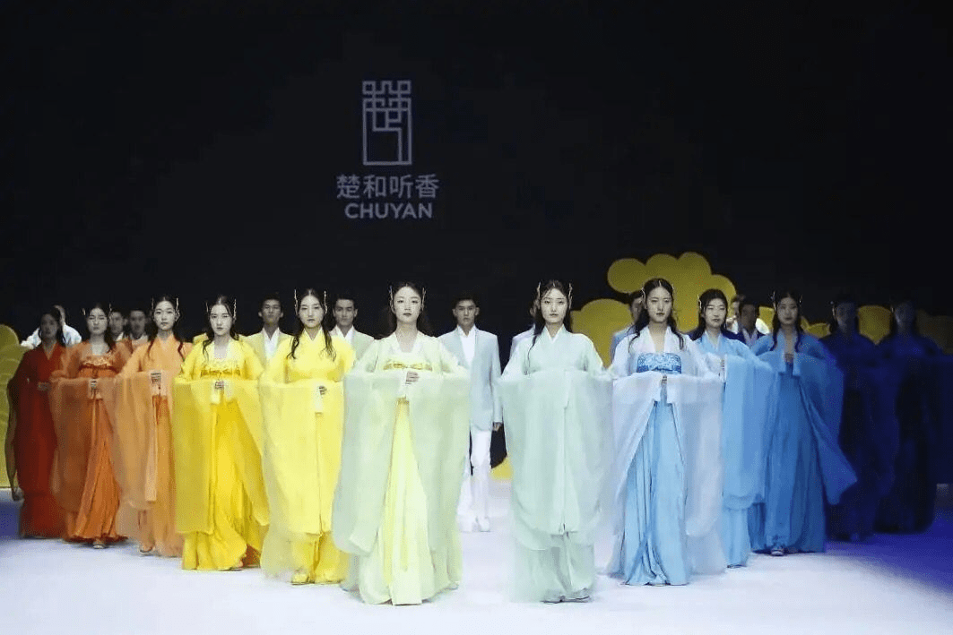 文化|巴黎时装不算什么，当中国汉服走上国际时装周，外国人都被惊艳了—素锦青衫