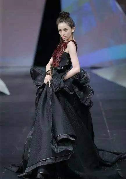 舞台|女星T台秀，志林姐姐美艳赵丽颖好似超模！