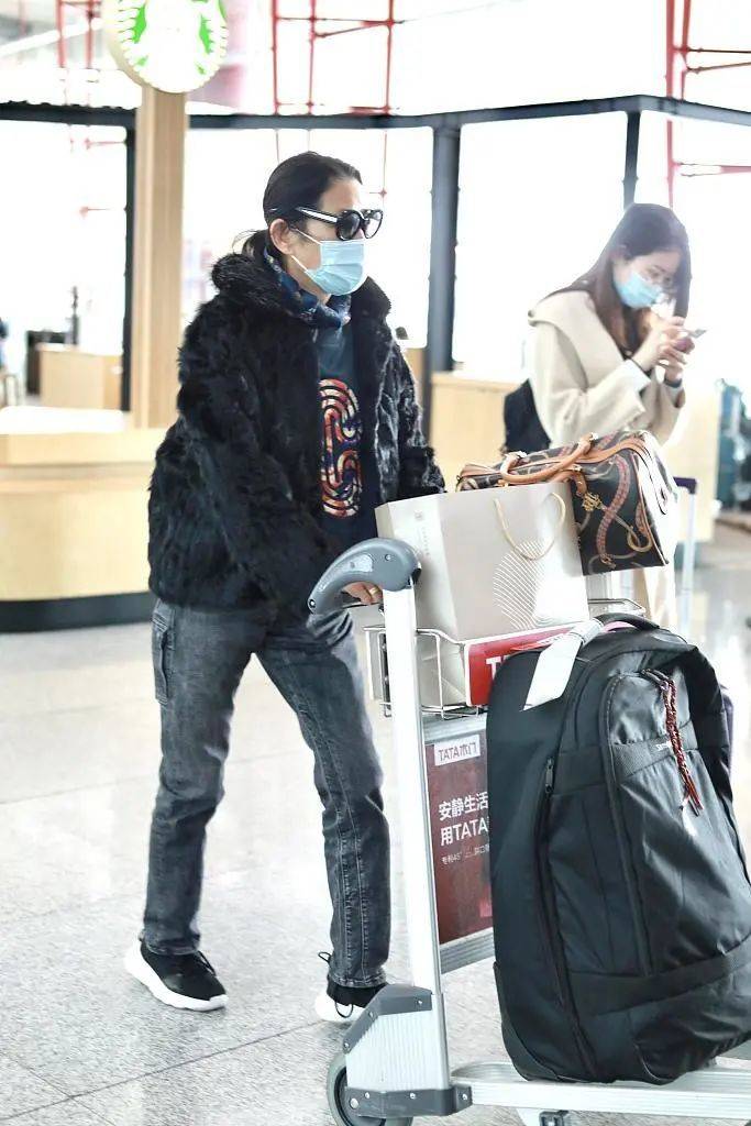 女士|62岁倪萍打扮低调又时髦,黑色外套搭卫衣,修身裤都能穿出褶皱感