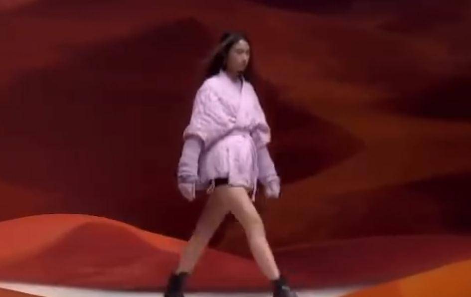 舞台|任达华女儿首登T台与刘雯同台走秀，琦琦大赞：走得跟超模一样好