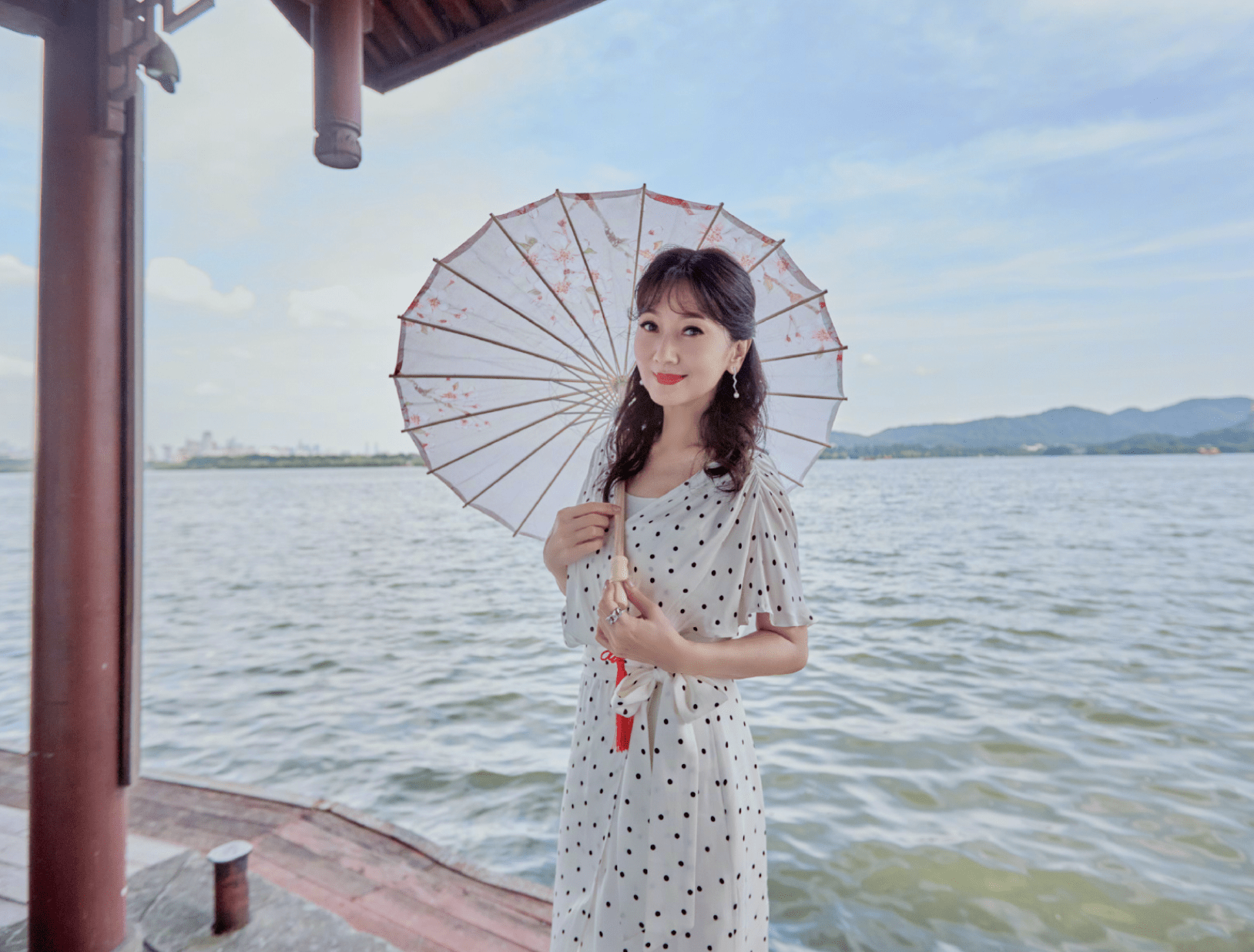 配饰|赵雅芝时隔29年西湖边撑伞漫步，波点裙配卷发腰肢纤细，哪像66岁