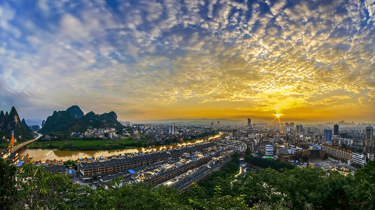 在贺州,无论是城市还是乡村,都是满目青山,苍翠绵延,偶有小河蜿蜒而过