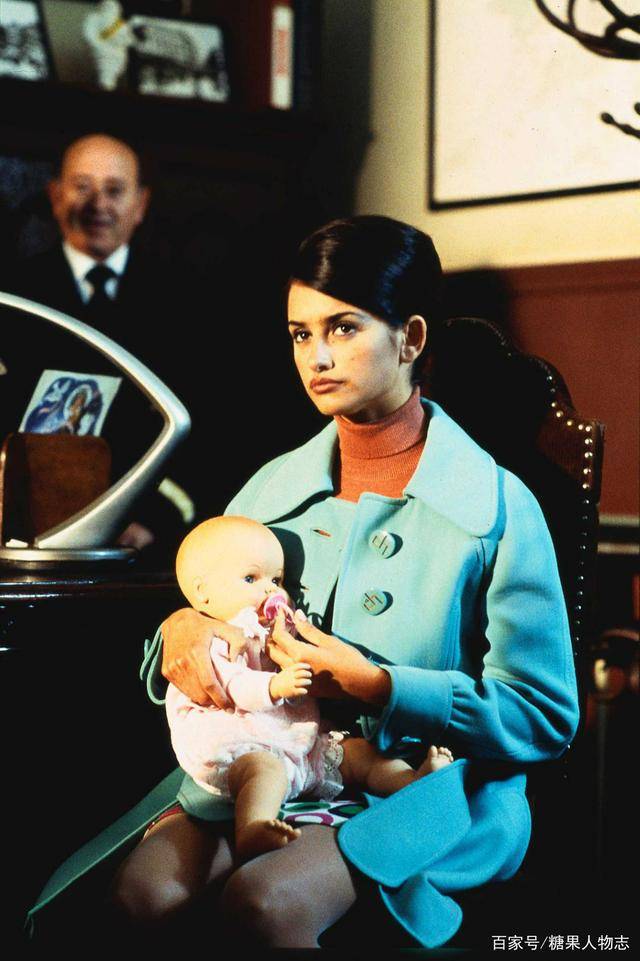 哈维尔·巴登|阿汤哥和麦康纳都曾拜倒在她裙下，老公是西班牙男神，如今怎样了？