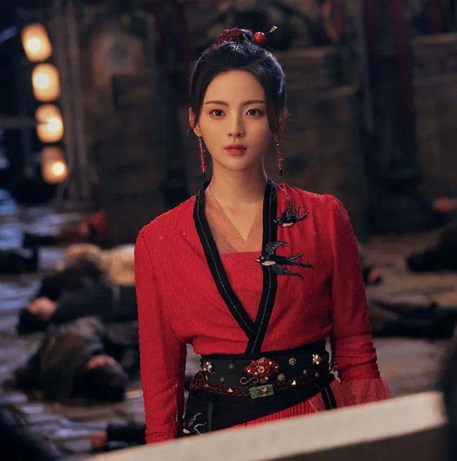 英雄|杨超越白裙红裙切换超级美艳！雪肤玉貌太性感撩人