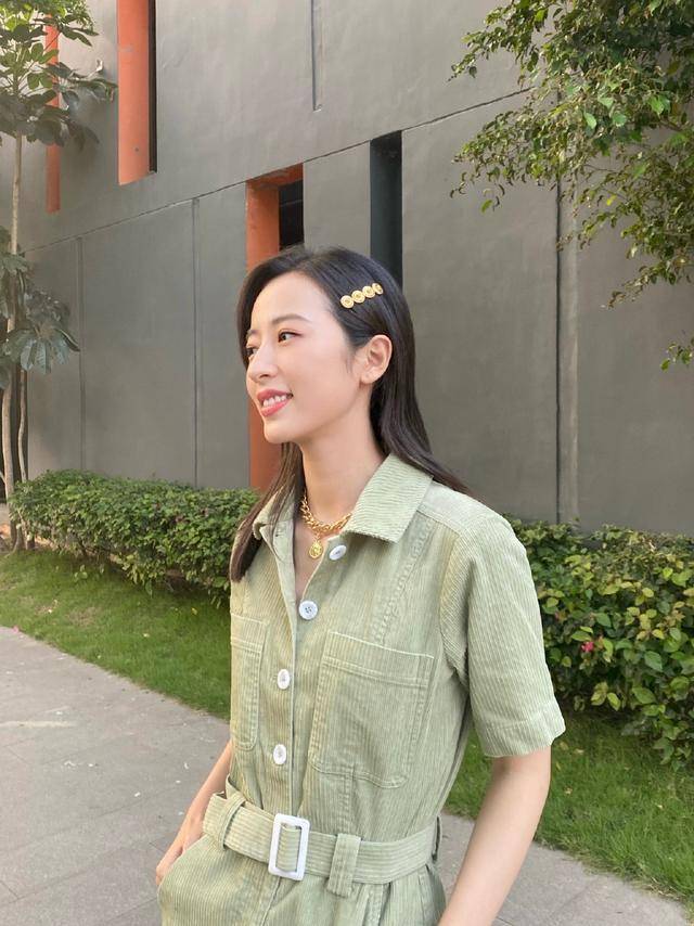 显得|周雨彤不规则时尚装好迷人！这位姐姐身材也太绝了吧，网友：佩服