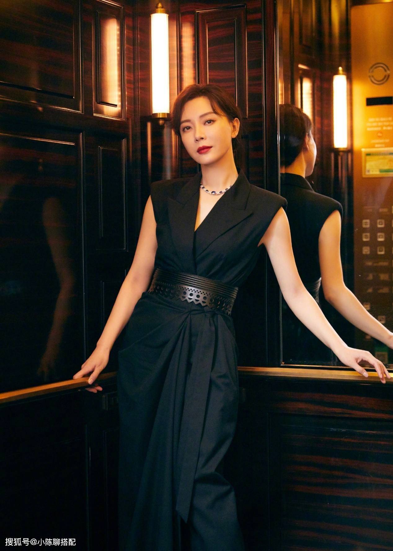 全身|“优雅女王”陈数演绎精致女人，无惧老去依旧年轻！值得一学