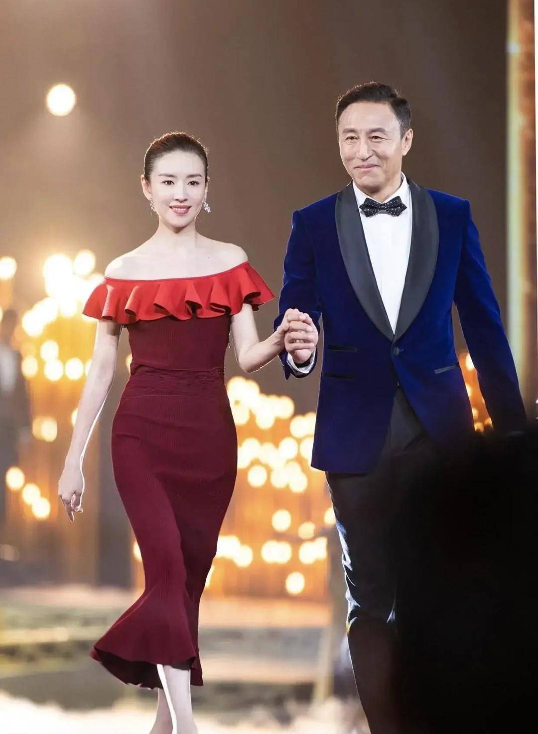冷清|董洁终于不“装纯”了，同框王洛勇显妩媚，枣红色修身裙曲线完美