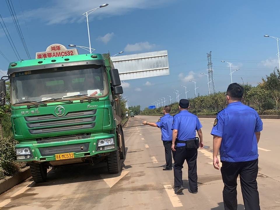 蔡甸城管嚴格執法 規範渣土車營運管理