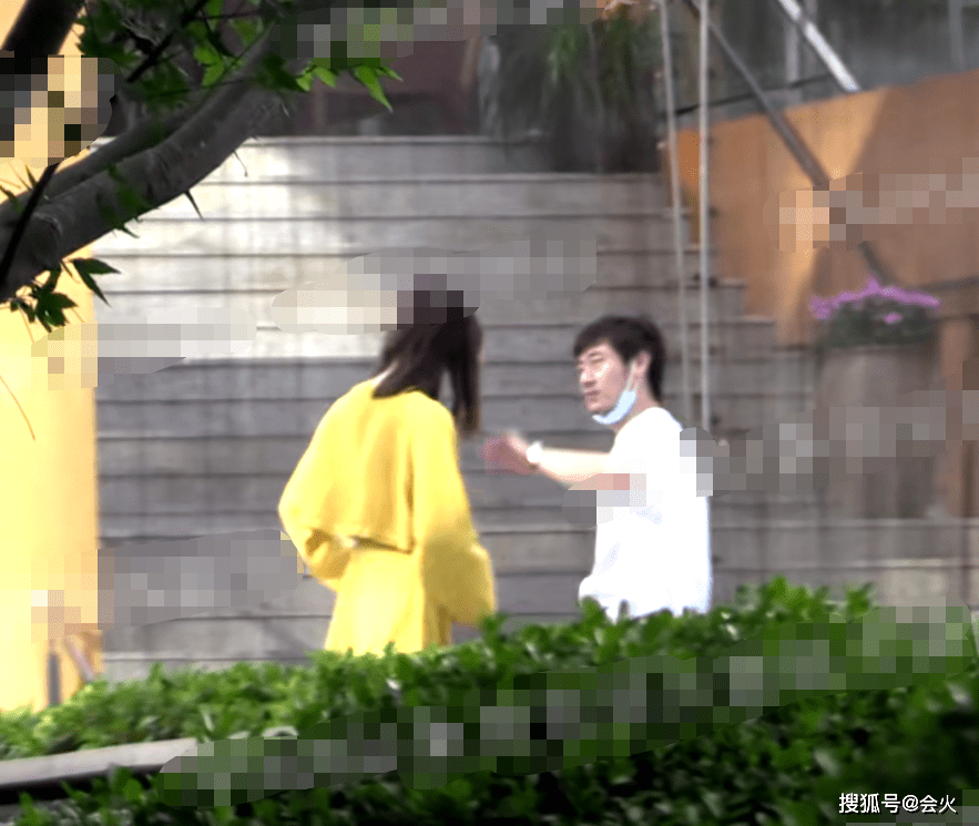 身形|超模刘雯户外拍大片！四肢修长腰身平坦无赘肉，身形单薄像纸片人