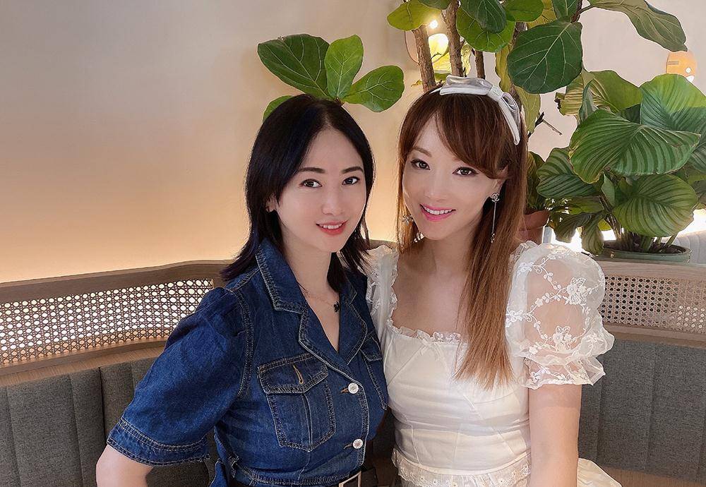 黑色|翁虹举家搬迁上海！穿牛仔裙聚会，打扮时髦似小姑娘