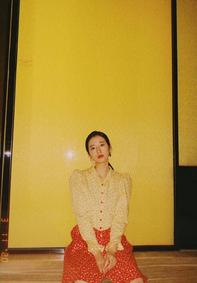 一身|周雨彤的穿搭秀，一身休闲服，不过也难挡她妩媚的身材！