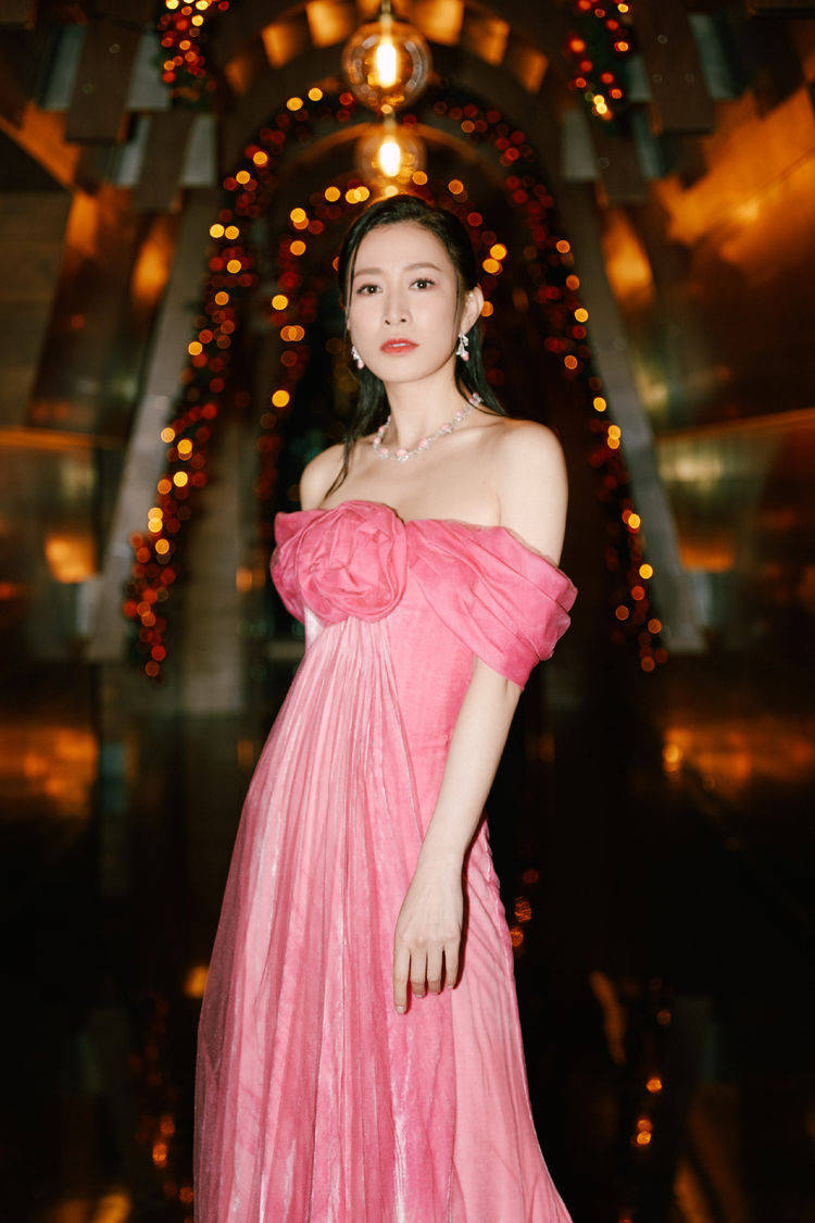 设计|佘诗曼气质全开！穿一字肩的修身连衣裙高挑纤瘦，腰臀比例真出众