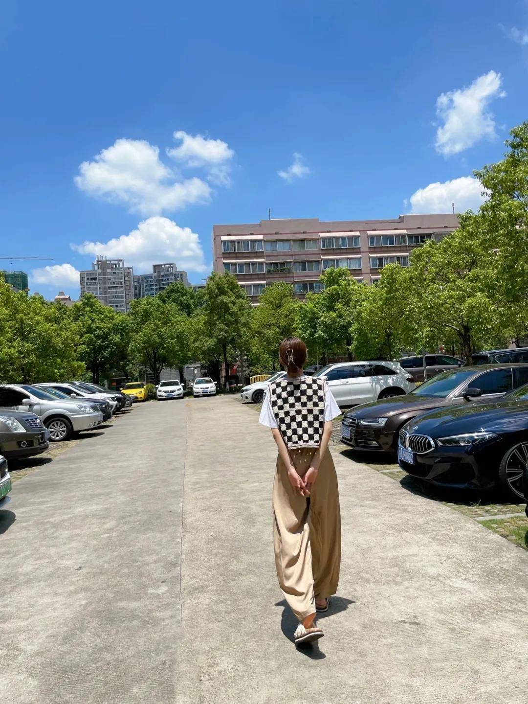 进行|沈梦辰真洋气，白T恤配棋盘格马甲简约随性，搭配休闲裤更显慵懒