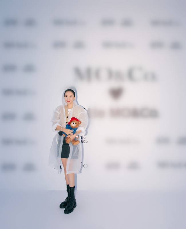 时尚|章子怡不愧是“国际章”,“塑料雨衣”看似廉价,却难掩高级感