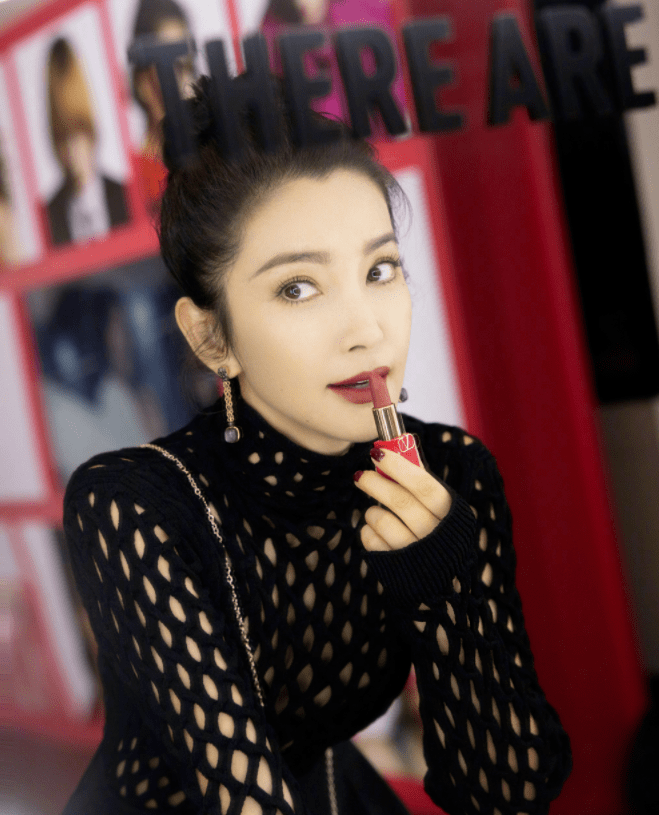 李冰冰|李冰冰才是“冻龄女神”，48岁了依然?拥有细腰美腿，身材绝了！