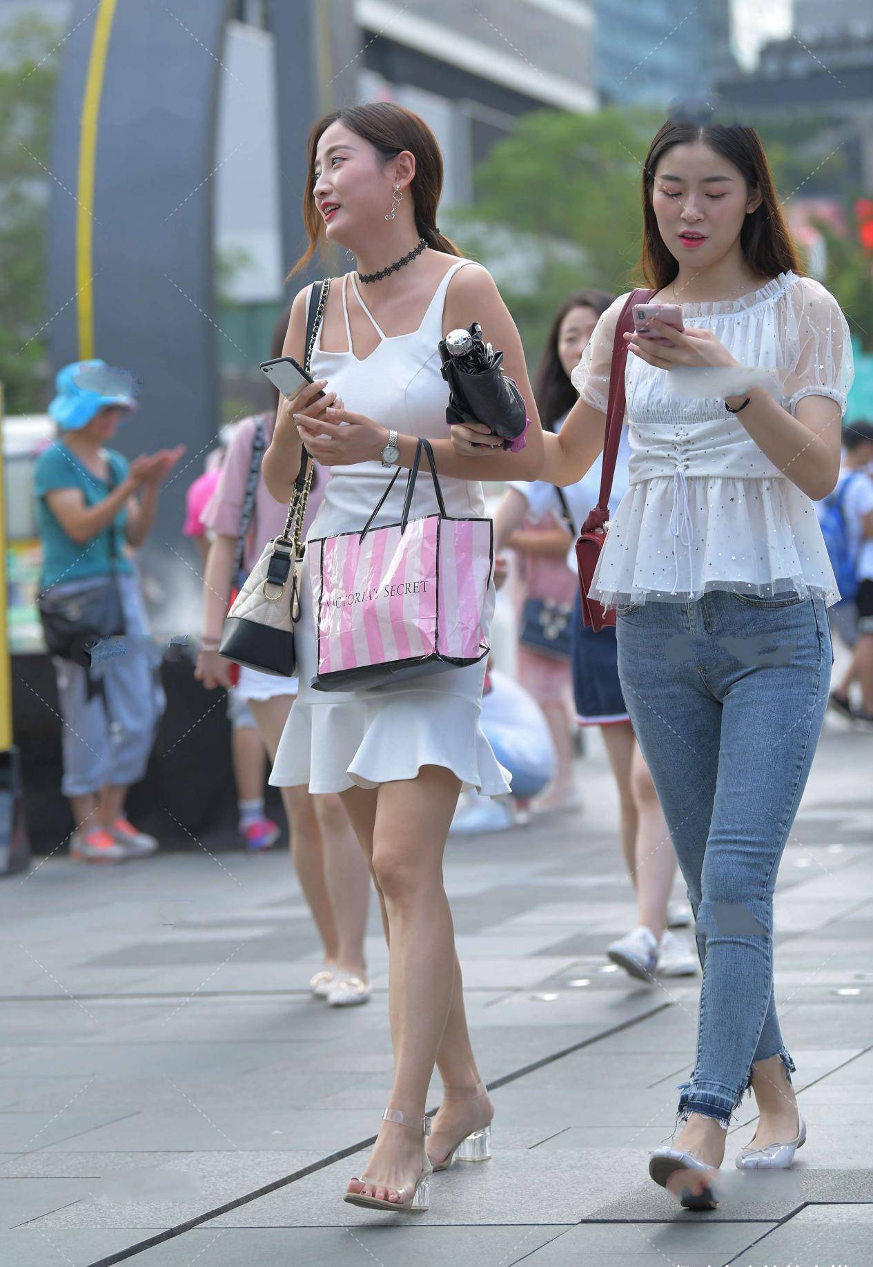 高跟鞋|白色修身长裙，独特式领口设计，彰显别样气息