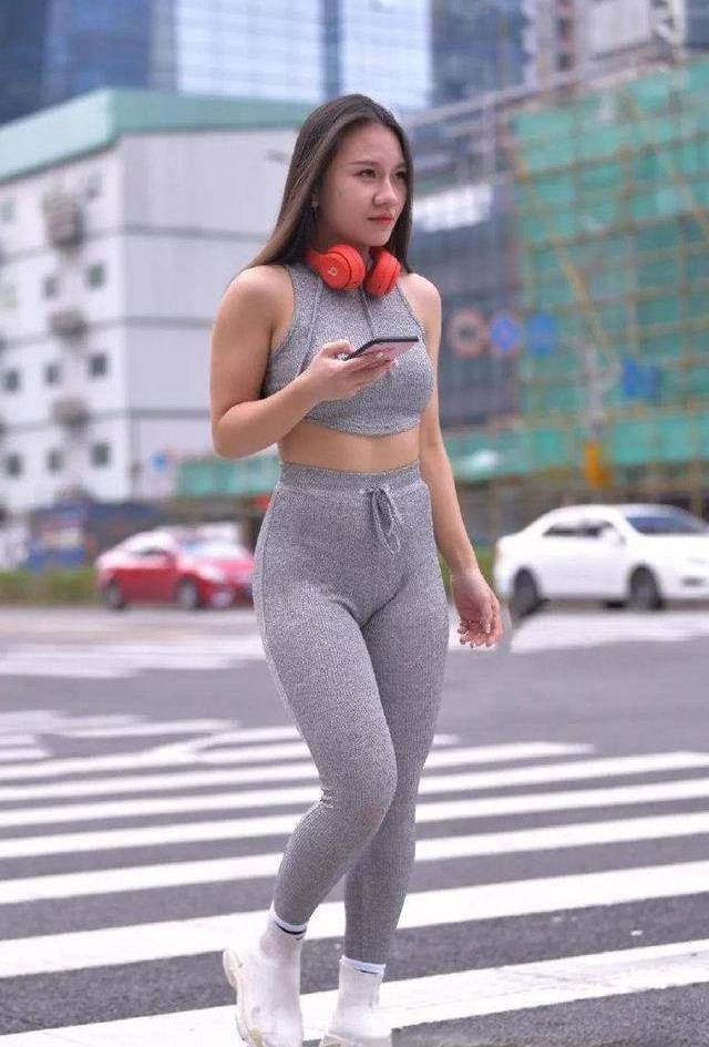 身材|时髦的服装穿出不一样的感觉，露出女孩纤细的双腿，大气优雅