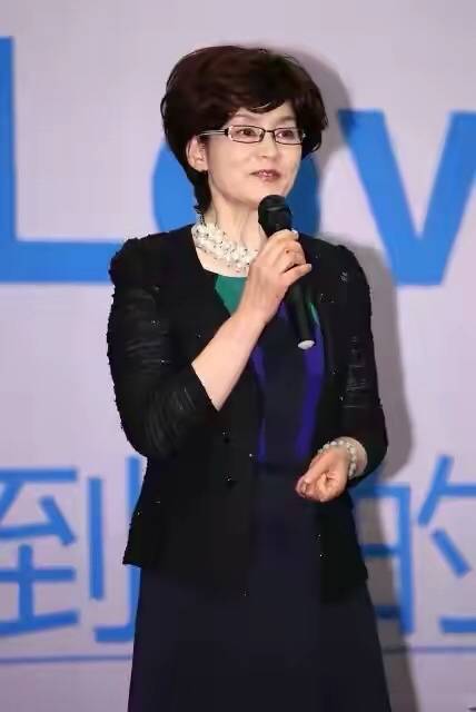 线条美|潘虹的半裙穿搭真有气质，五六十岁妈妈学她这样穿，优雅地老去