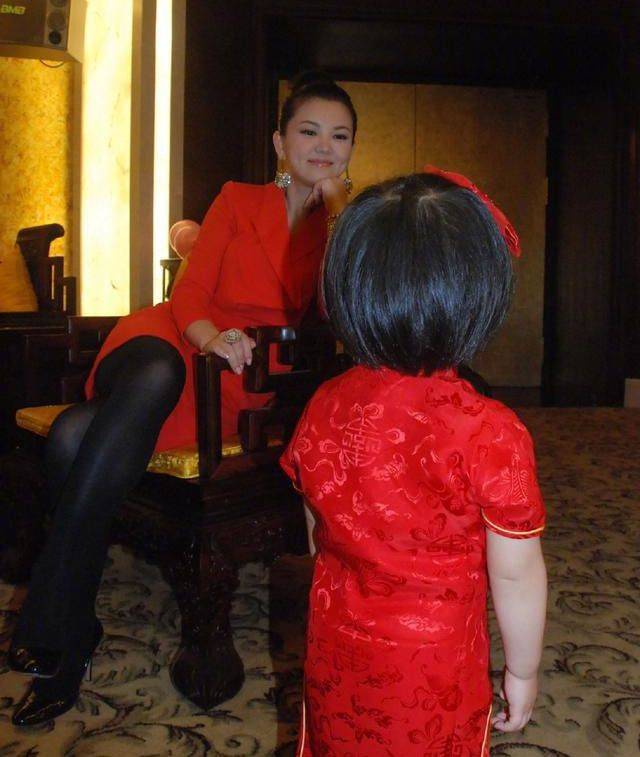 李湘|李湘风衣搭黑丝袜好显贵，微胖女性照穿显瘦有气质！