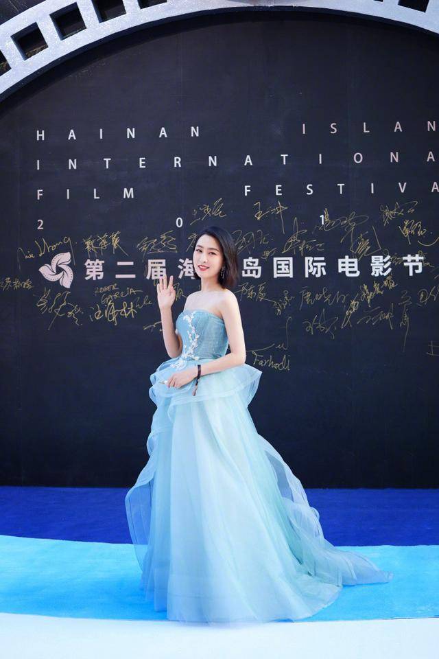 设计|马苏是被冻怕了？皮草外套下连套两条保暖裤，修身仔裤撑成堆堆袜