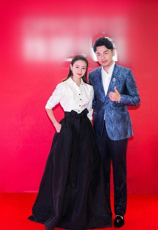 少女|董洁扮嫩技巧太自然，用简单白衬衫配牛仔裤，优雅中不乏少女感