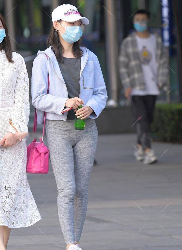 地方|白色时尚上衣搭配灰色修身打底裤,配色和版型,宽松的特点