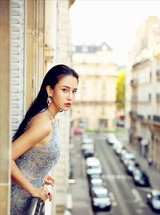 母其弥|“瑜伽女神”母其弥雅好美 穿白色礼服秀身材 发型凌乱气质不减