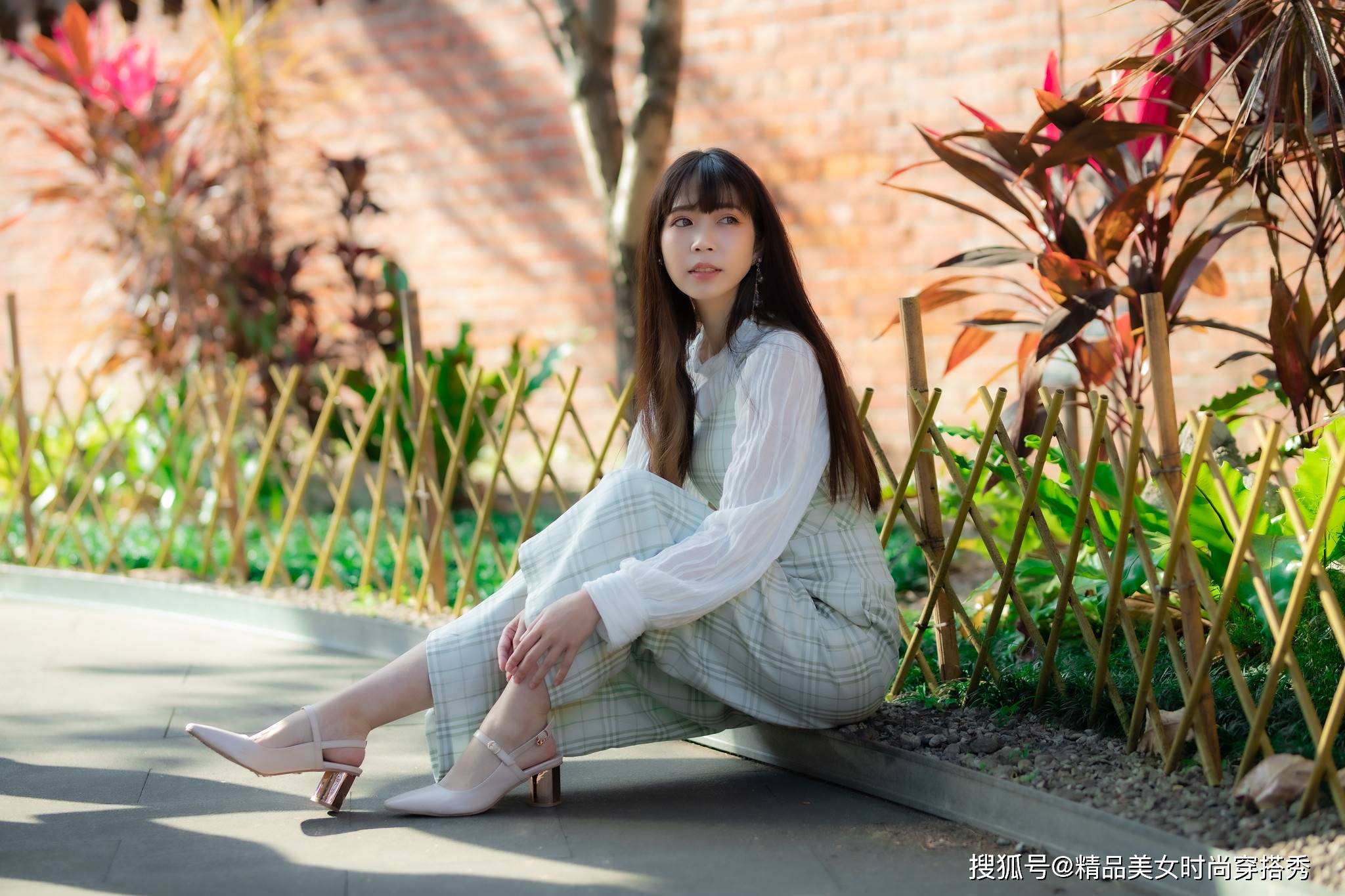 吊带|小姐姐身穿格子连体裤，干练优雅气质，妥妥的精致女神