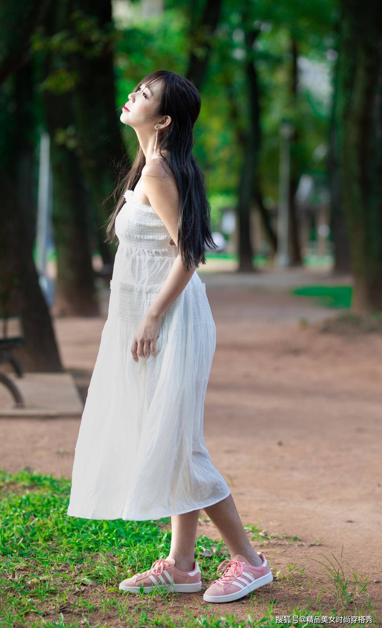 设计|白色吊带连衣裙，清凉又舒适，轻松穿出小清新范