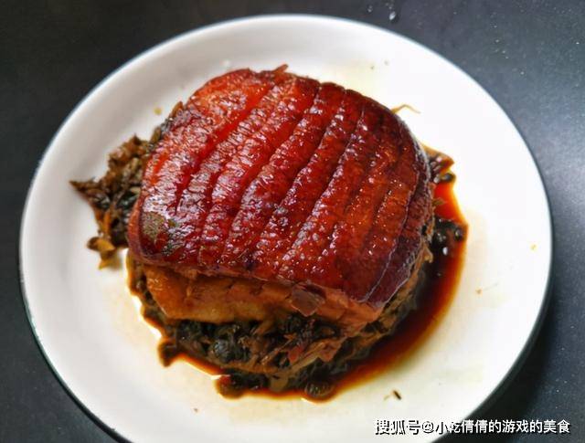 做法|春节做梅菜扣肉，谨记“1煮2炸3蒸”，扣肉油亮红润，好吃不腻