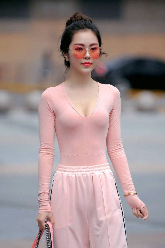 青春|灰色的百褶裙修身又显腿长，搭配高跟鞋更加时尚