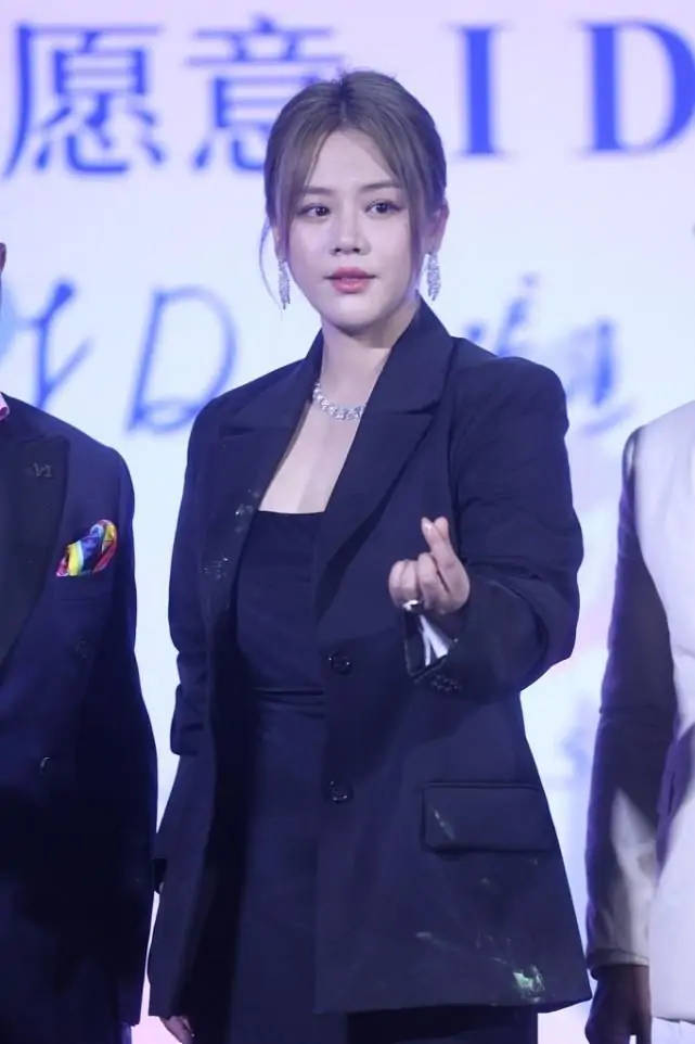 马思纯|马思纯人挺美，就是西服选得太显壮，不知道的还以为她胖了20斤