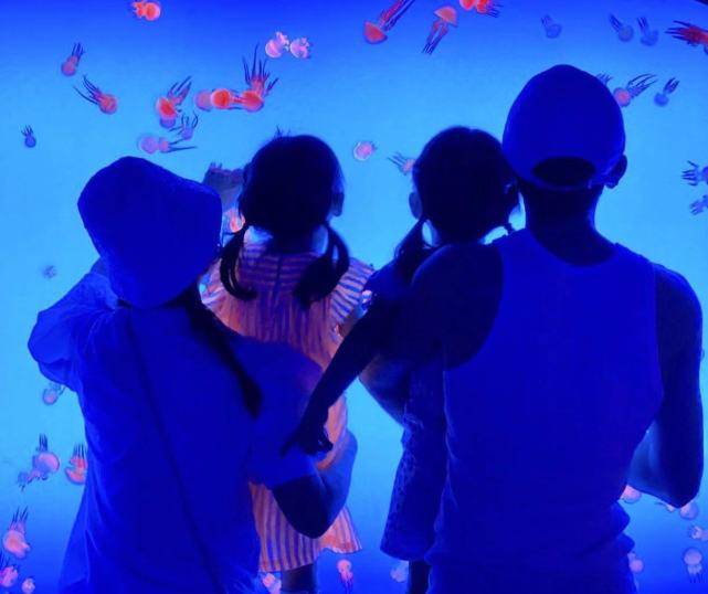 面包|出月子了？谢娜宣布喜讯后，在家做面包跟邻居分享，心情超好