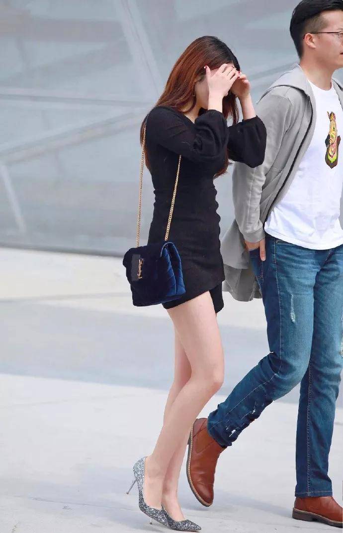 青春|灰色的百褶裙修身又显腿长，搭配高跟鞋更加时尚