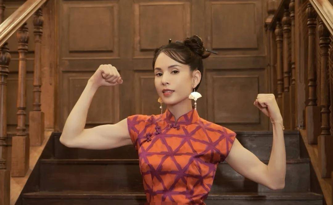画报|李若彤最新造型，穿旗袍配复古妆容，像极了50年代画报美人