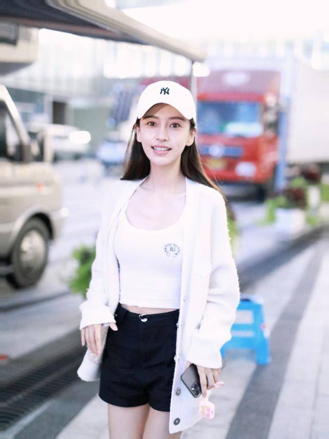 牛仔|Angelababy颜值高任性，小背心穿出凹凸感，外搭针织外套不热吗？